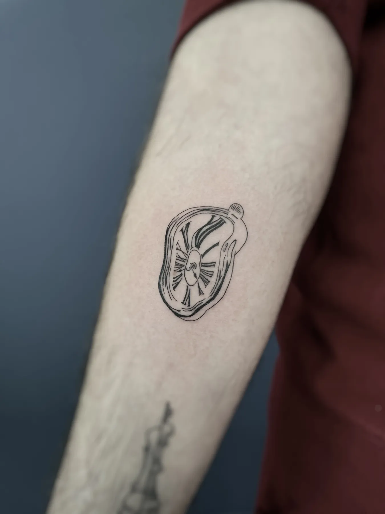 Eriyen Saat — Linework · Sürreal