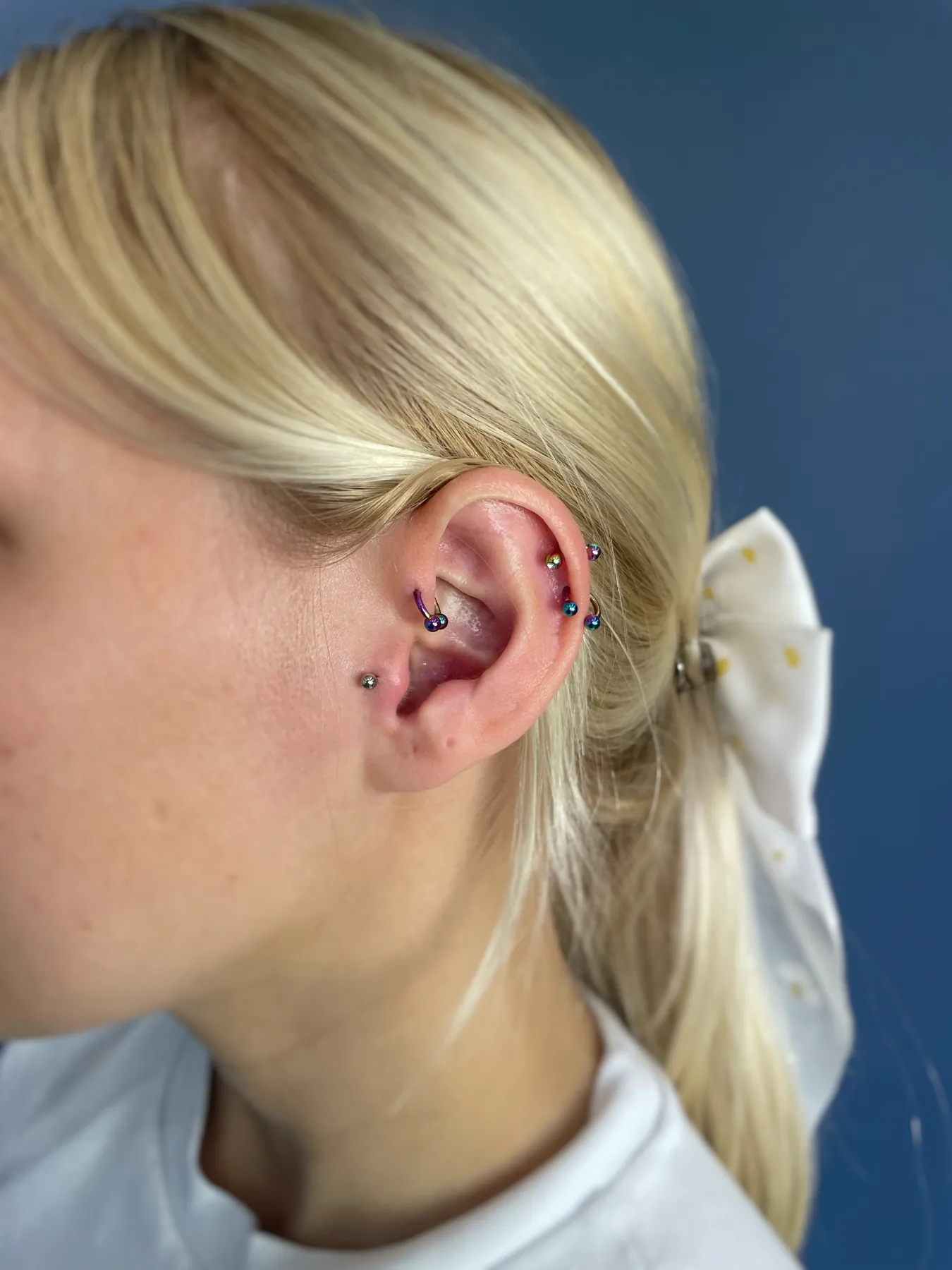 Kulak kıkırdak piercing kombinasyonu